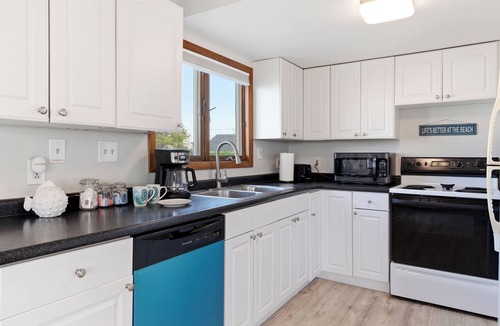 Salisbury Beach House | Huge 3BR, 3Bath, 2000 sqft. short walk to beach