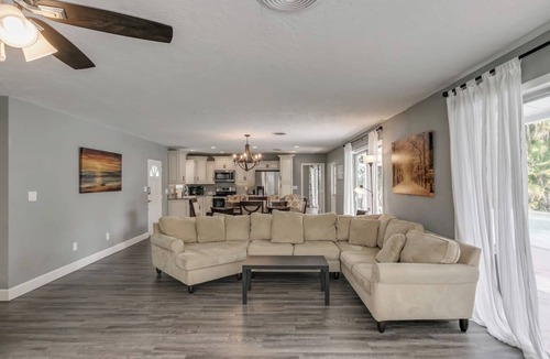 Melbourne House | HUGE POOL 5 Bed/3 Bath Updated Home Sleeps 15