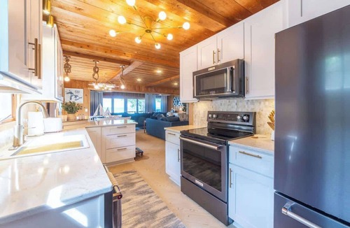 Cheboygan House | Huron Helm · Lake Front*HotTub*FirePlace*KingBed*ArcadeBarrel*