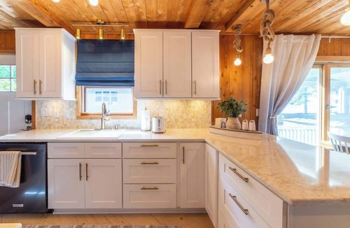 Cheboygan House | Huron Helm · Lake Front*HotTub*FirePlace*KingBed*ArcadeBarrel*