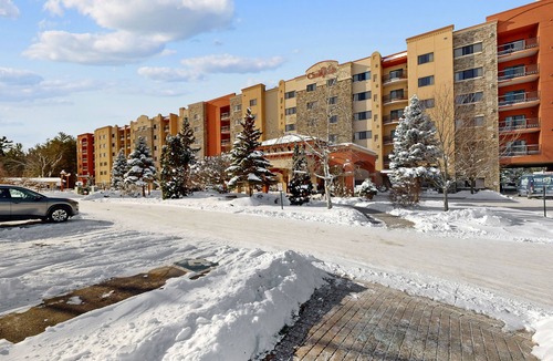 Wisconsin Dells Condo | Ideally located condo with scenic balcony, on-site golf, & central AC