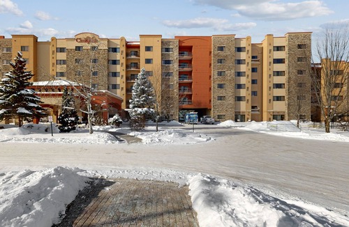Wisconsin Dells Condo | Ideally located condo with scenic balcony, on-site golf, & central AC