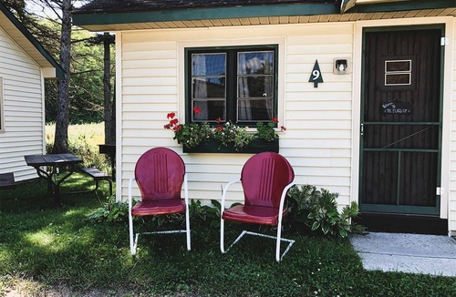 Cadillac Cabin | Idyllic Retreat for Two in this Charming Cabin Getaway in Cadillac, Michigan