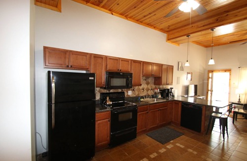 Athens Apartment | In Athens 2-bedroom apartment FREE Parking, FREE WiFi, FREE Washer/DRYER, sweet!