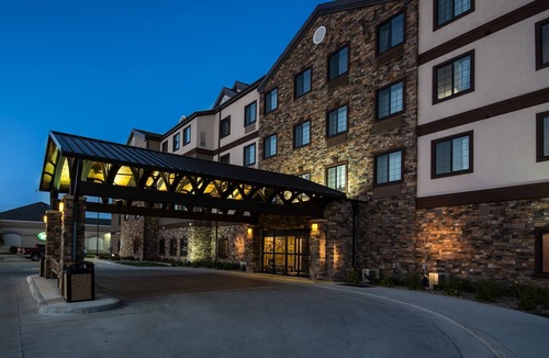 Grand Forks Apartment | Indoor Pool & Hot Tub. Free Breakfast. Walk to University of North Dakota.