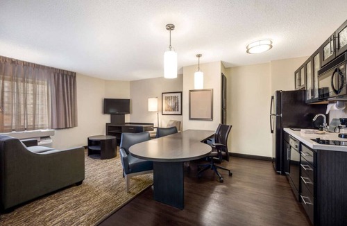 Earth City Hotel | Indulge in Home-Like Comfort! Fully-equipped Kitchen, Pet-friendly Property!
