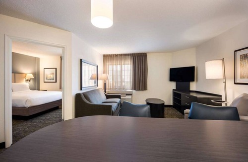 Earth City Hotel | Indulge in Home-Like Comfort! Fully-equipped Kitchen, Pet-friendly Property!