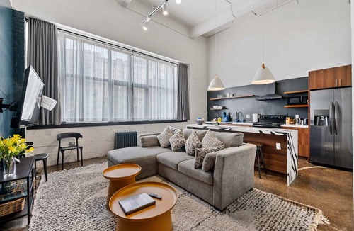 North Oakland Apartment | Industrial Loft 3 min to Hillman Cancer Center Sleeps 6