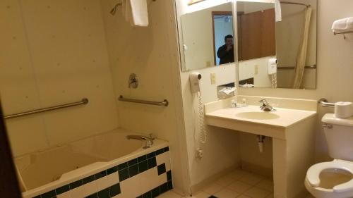 Friendship Hotel | Inn of the Pines