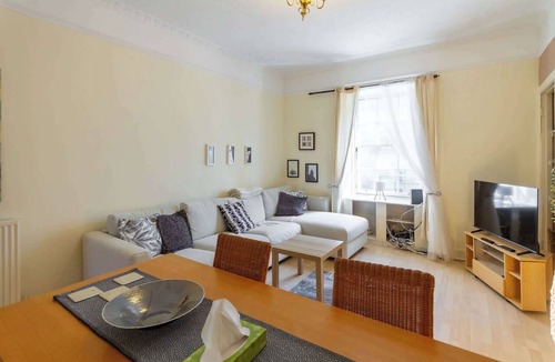 Tollcross Apartment | Inviting 2BDR Home Close to Edinburgh Castle