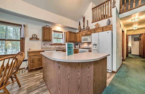 Lewiston House | Inviting ‘Lake Vue Lodge’ Home w/Fire Pit + Deck