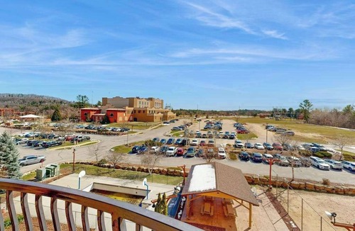 Wisconsin Dells Apartment | Inviting studio + balcony, & Adventures