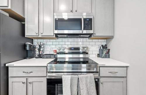 Whitestown Apartment | IRIE Living Homey Kg 2bd Gym Pool Brand New