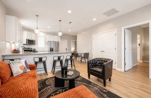 Whitestown House | IRIE Living-Serene Kg 2Bd Gym Pool, NEW!