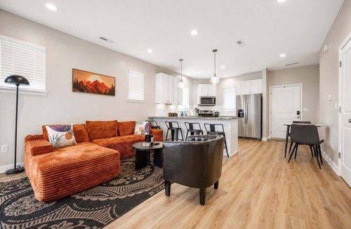 Whitestown House | IRIE Living-Serene Kg 2Bd Gym Pool, NEW!