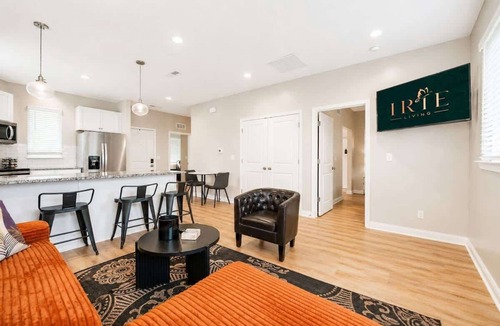 Whitestown House | IRIE Living-Serene Kg 2Bd Gym Pool, NEW!