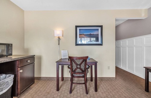 Kelleys Island Hotel | Iroquois Suite at Kelley's Island Venture Resort