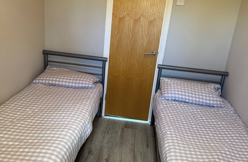 Morpeth Cabin | Isabella’s Hideaway – peaceful lakeside lodge with private hot tub