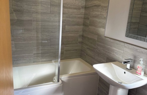 Morpeth Cabin | Isabella’s Hideaway – peaceful lakeside lodge with private hot tub