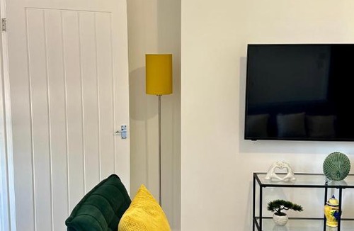 Jarrow Apartment | Jarrow Haven Contractor Family Stay with FREE Parking Sleeps 8