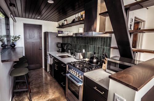 Tofte Cabin | Jarvi: Lakefront Tiny Home w/Treehouse Sauna