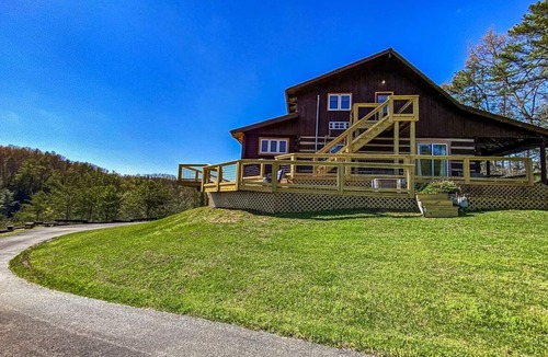 Primrose Cabin | Jaw Dropping View- Family/Couples/Group Getaway in the Heart of Red River Gorge!