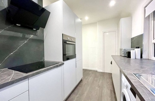 Renfrew Apartment | Jess View - This beautiful 3-bedroom apartment is an upper flat, with its own private entrance
