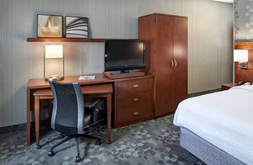Brookfield Hotel | Jogging and Walking in Lamplighter Park! Indoor Swimming Pool , Pets Allowed!