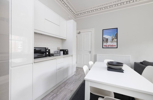 Old Town Apartment | JOIVY 4-Bed Stylish Flat In Edinburgh City Centre
