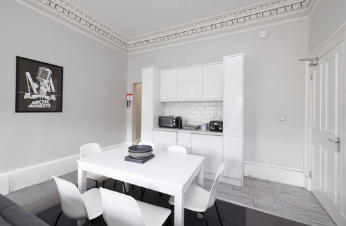 Old Town Apartment | JOIVY 4-Bed Stylish Flat In Edinburgh City Centre