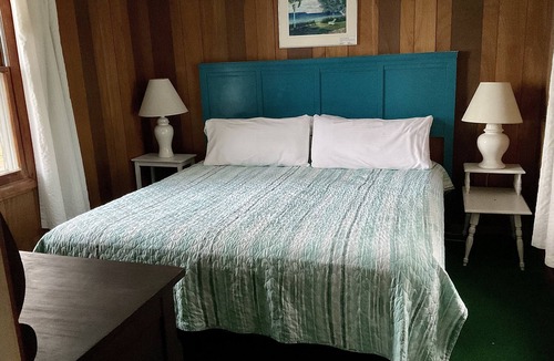 Lake Leelanau Cottage | JOLLI-LODGE~Beach Resort in Leland
