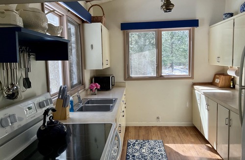 Lake Leelanau Cottage | JOLLI-LODGE~Beach Resort in Leland