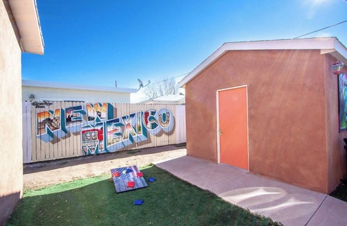 Barelas House | JungleGym! Arcade! Games! Fire Pit! 1Block to Zoo!