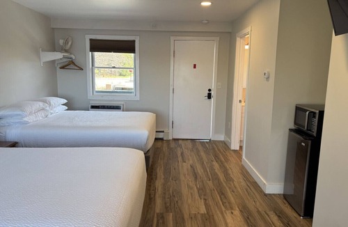 Greenville Junction Bed & Breakfast | Juniper Motel-Double Queen-18*ATV Access*Dock*Boat/Kayak Rental