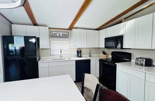 Put-in-Bay House | Just Remodeled—Steps From Pool! | 10 ppl | IC65