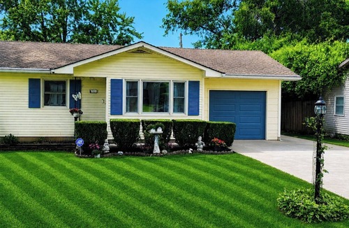 Leavenworth House | Kansas City World Cup Home W/Resort Pool outdoor entertainment area sleeps 8