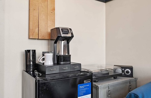 East Liberty Apartment | Kasa | Enticing Suite Near Bakery Square | The Maverick