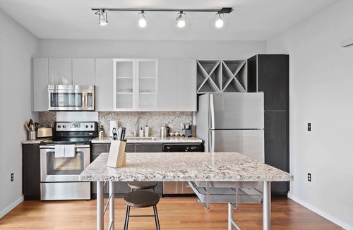 South Side Flats Apartment | Kasa | Stay in or Go out in Steel City | Pittsburgh