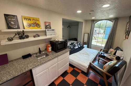 Medicine Park House | KB Book Fort Sill Tiny House Suite Slps 4 1Br 1Ba
