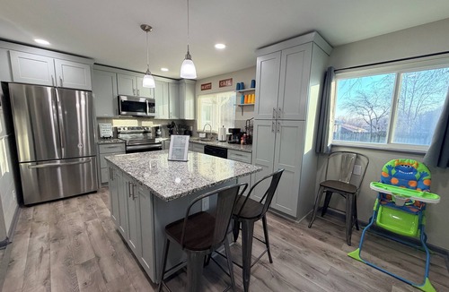 Kansas City House | KC Speedway Retreat- 10 mins Near Everything in KC!