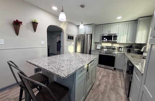 Kansas City House | KC Speedway Retreat- 10 mins Near Everything in KC!
