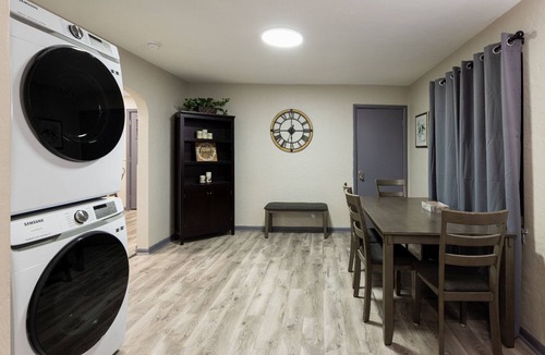 Kansas City House | KC Speedway Retreat- 10 mins Near Everything in KC!