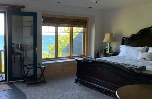 Allouez Resort | Keweenaw Castle Guest Wing: Lake Superior Luxury Sauna/Hot Tub/Massages.