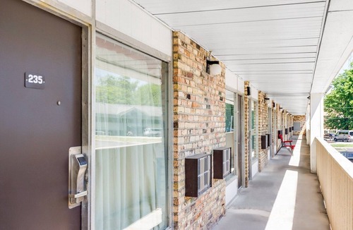 Muskegon Heights Apartment | King Bed Accessible|Nsmk