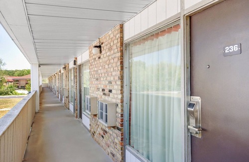 Muskegon Heights Apartment | King Bed Accessible|Nsmk