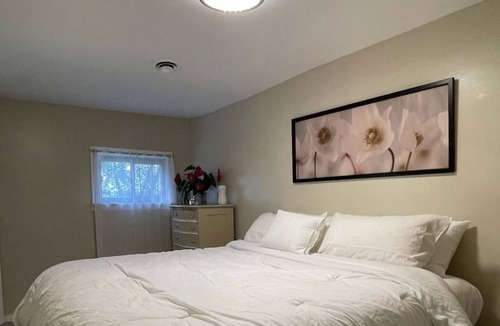 Swissvale Apartment | King Bed + Balcony in Swissvale- Neicy’s Nest-B