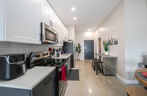 Mount Auburn Apartment | King Bed, Free Parking, Walk to Bengals, Red, Business District. Duke Conv Ctr