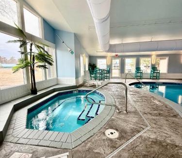 Nisswa Hotel | King Bed, Jacuzzi, Private Balcony by Gull Lake