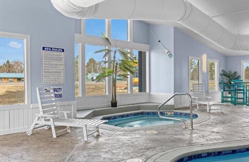 Nisswa Hotel | King Bed, Jacuzzi, Private Balcony by Gull Lake
