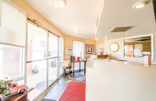 Chickasha Apartment | King Bed | Non-Smoking